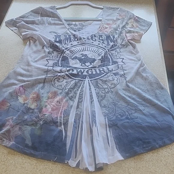 American Cowgirl Floral Graphic Tee - White and Pink Size M - Picture 5 of 11